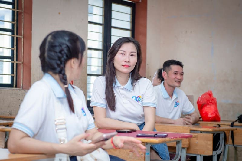 Học sinh làm việc nhóm trong lớp học