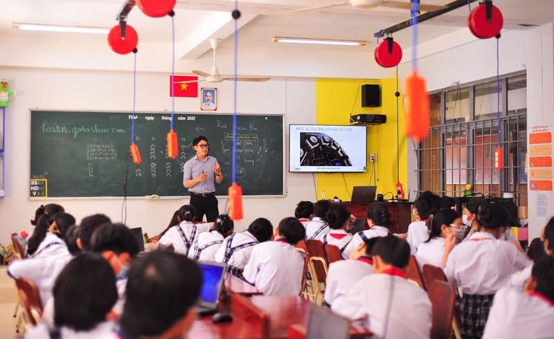 Giáo viên bắt đầu tiết học trước cả lớp