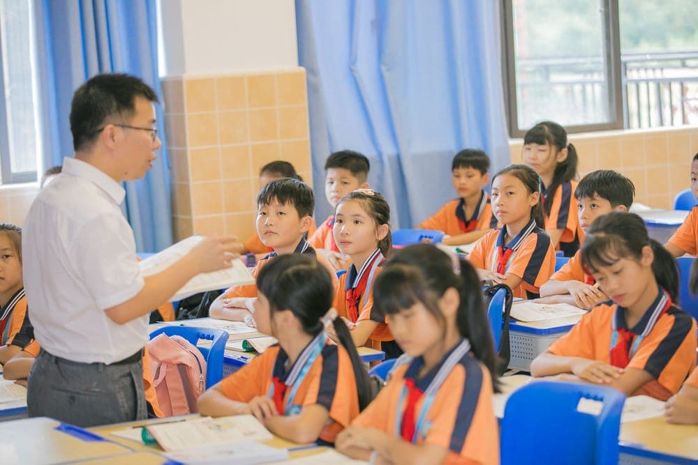 Giáo viên dẫn dắt hoạt động trong lớp, học sinh chăm chú theo dõi