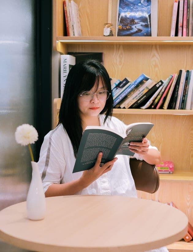 Học viên Uspeak English đọc sách tại không gian học của trung tâm