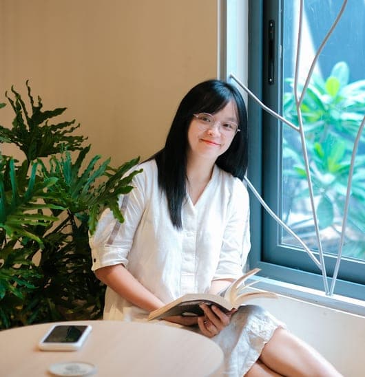 Học viên Uspeak English đọc sách bên cửa sổ