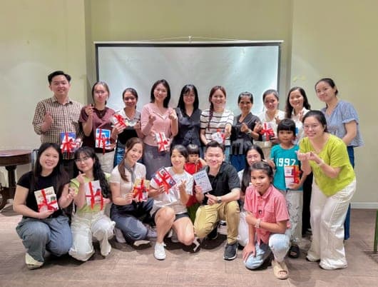 Trợ giảng Uspeak kèm sát học viên trong buổi học