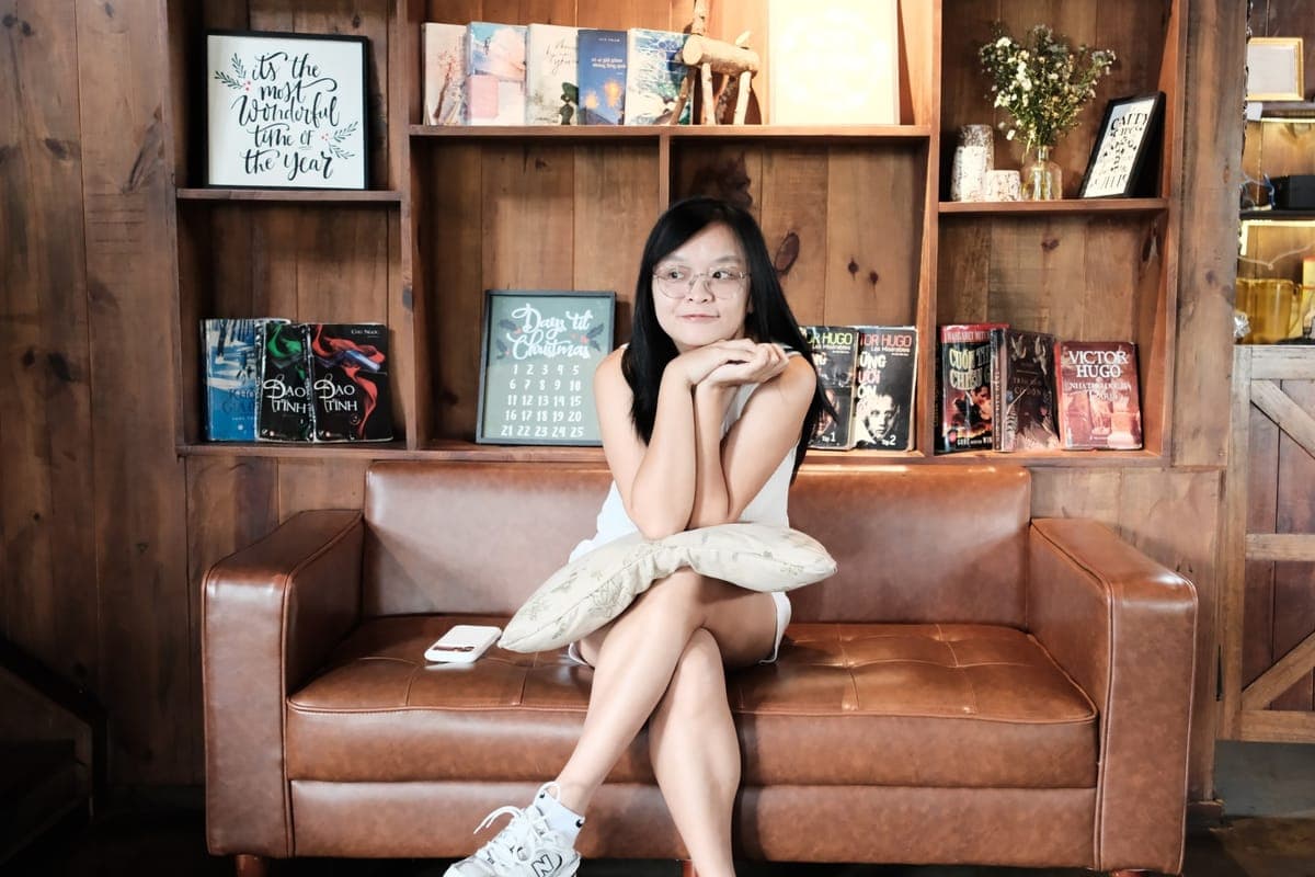 Ms. Hiếu Ngô bên kệ sách