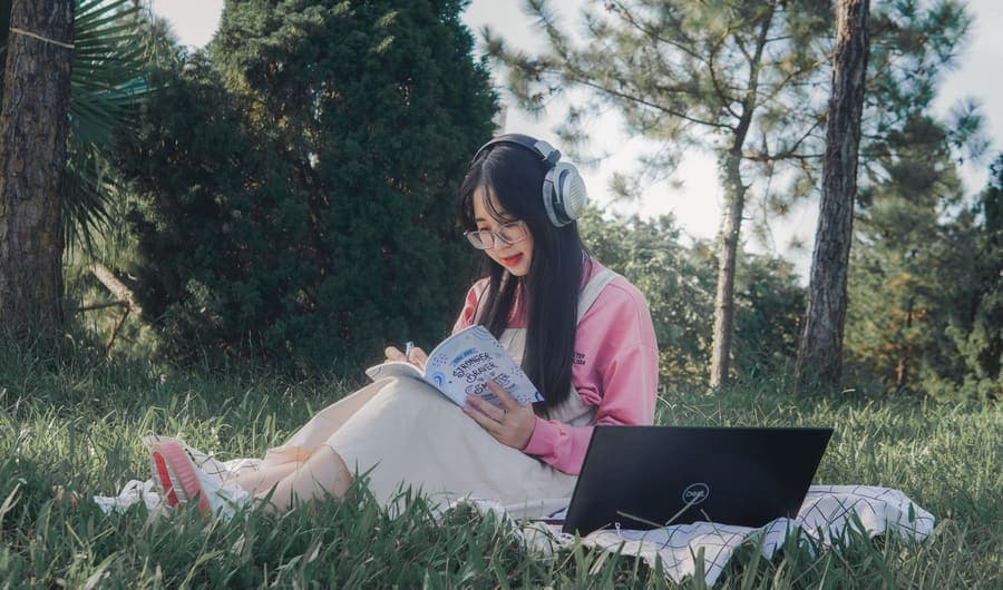 Thầy cô nghe audio luyện mẫu câu bằng tai nghe