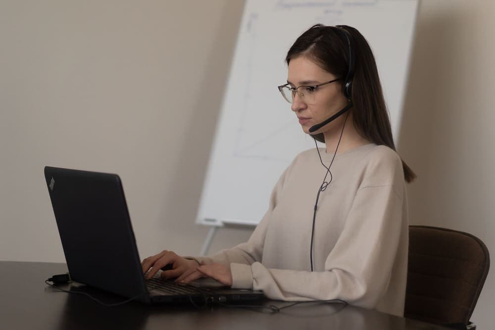 Giáo viên dừng lại suy nghĩ tìm từ trước khi nói tiếng Anh