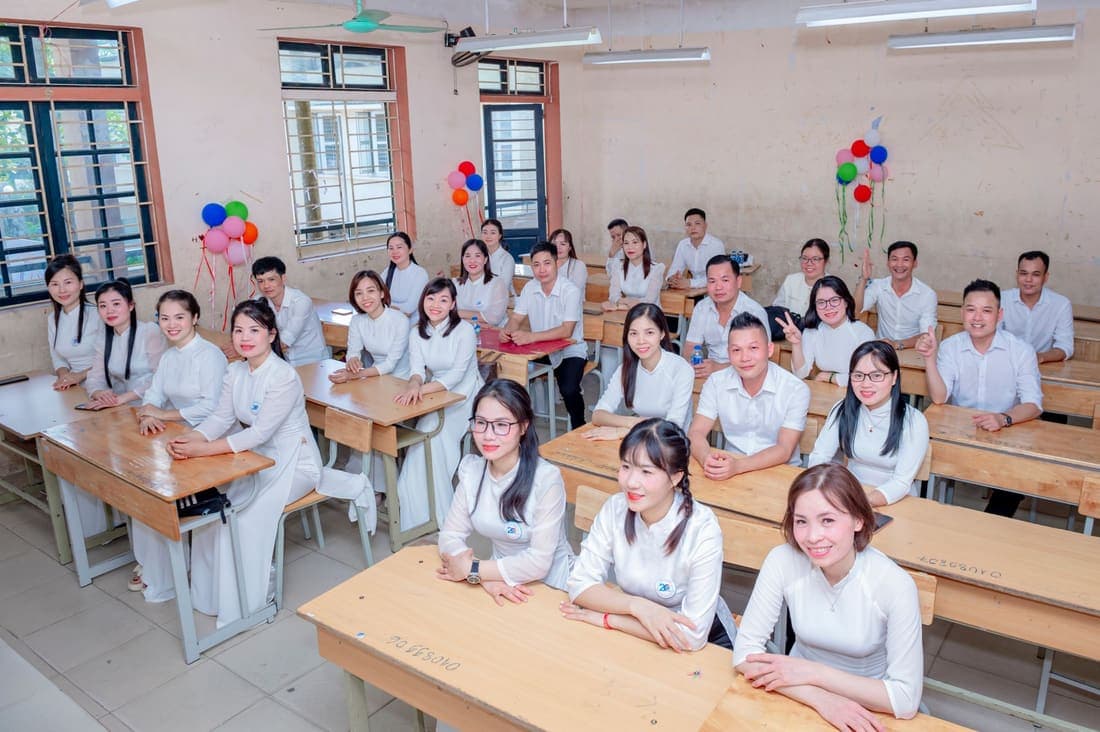 Một lớp học tại Việt Nam với đông học sinh và giáo viên đứng lớp