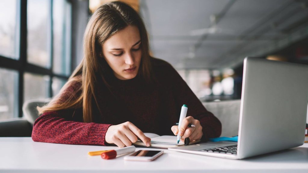 Sau khi đã có toplist học phát âm tiếng Anh, bạn có thể tự học tại nhà